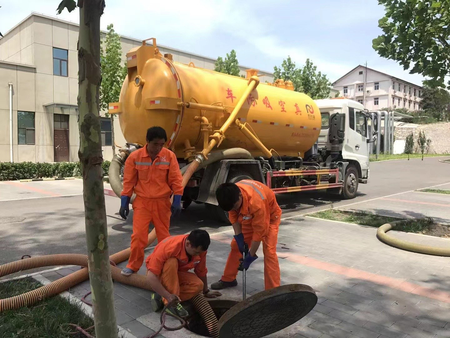 潮南管道疏通车停在窨井附近