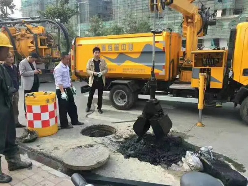 潮南街道：网格员化身“清道夫”，为民解忧疏通“堵心”化粪池